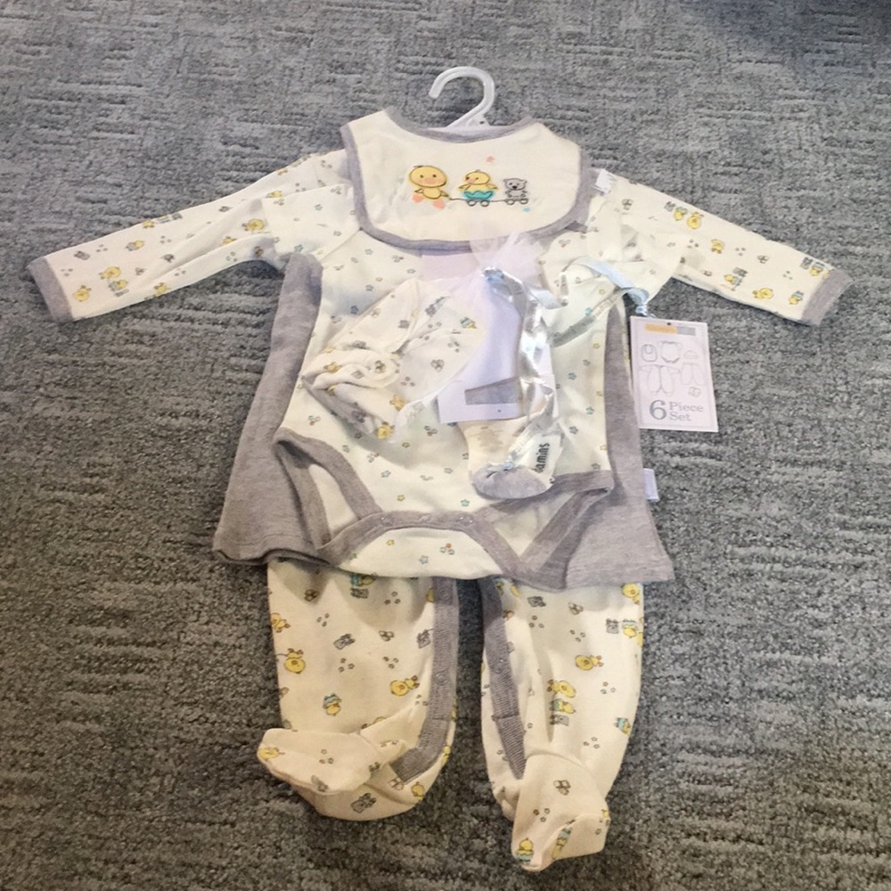 Host pick! NWT 6-piece baby outfit. Brand: Vitamins baby. Size: 6-months.
